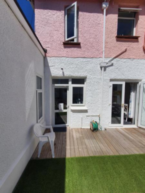 SINGER HOUSE , PAIGNTON SEAFRONT , TORBAY , GROUND FLOOR DISABLED & FAMILY SELF CONTAINED GARDEN FLAT , PRIVATE ENTRANCE , KITCHEN ,2 BEDROOMS , Private Parking ,Wifi , Movies ,Bathroom ,fridge , micr